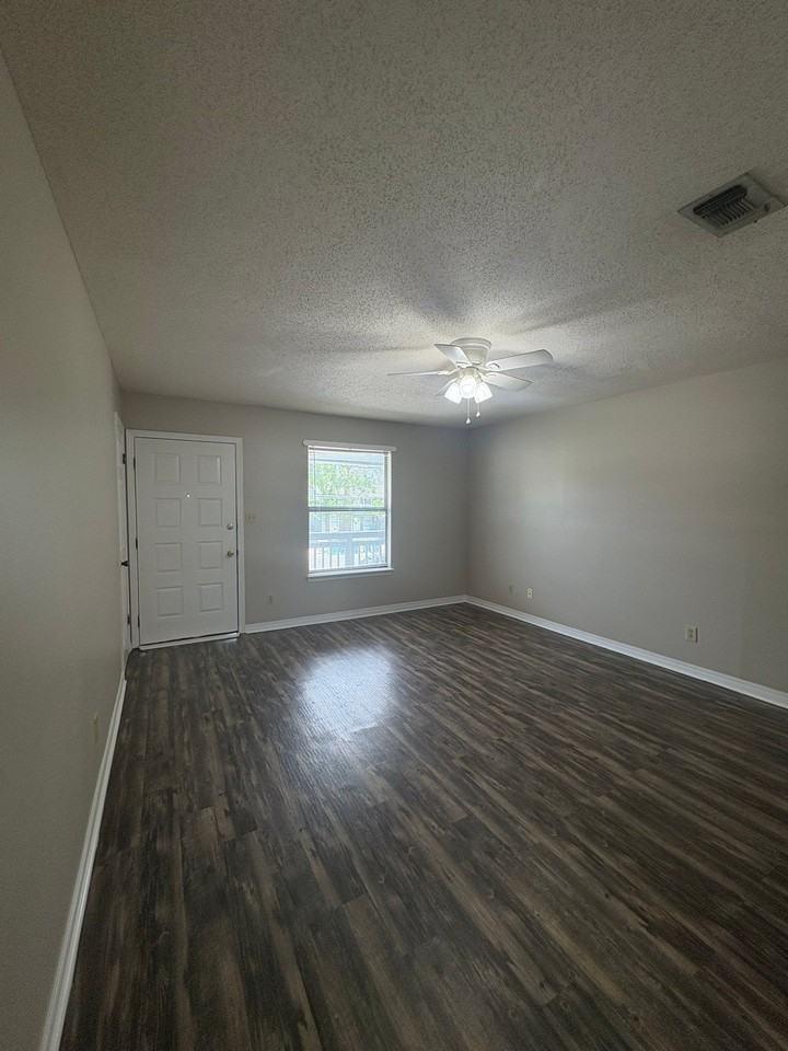520 Landview St #B - Photo 3 of 11