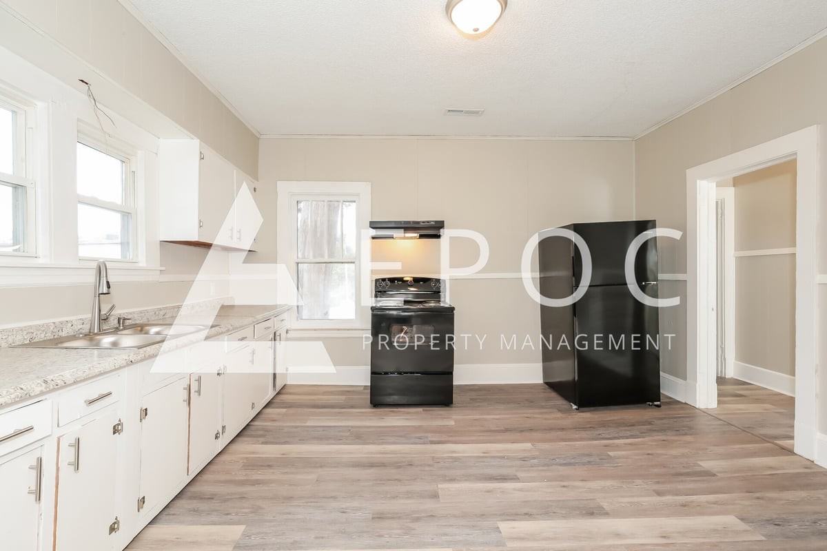1010 Gordon St - Photo 5 of 16