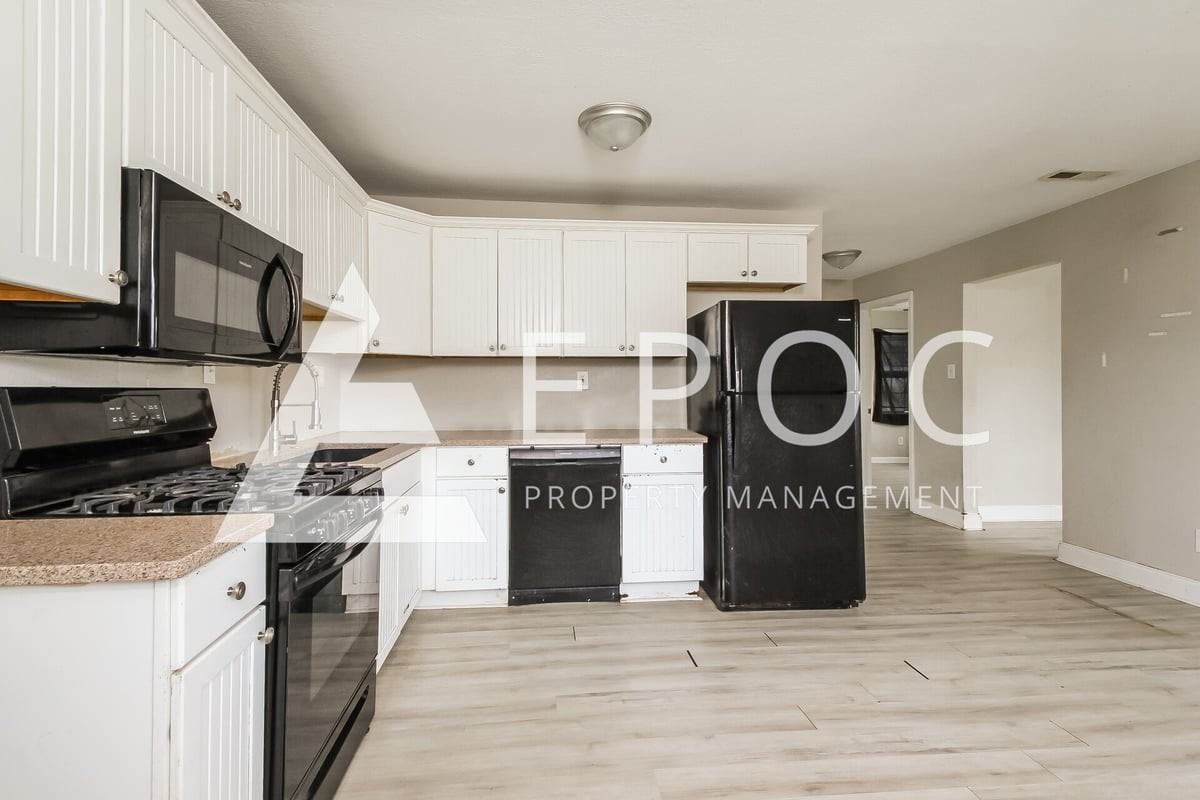 1565 N Elgin Ave - Photo 2 of 15
