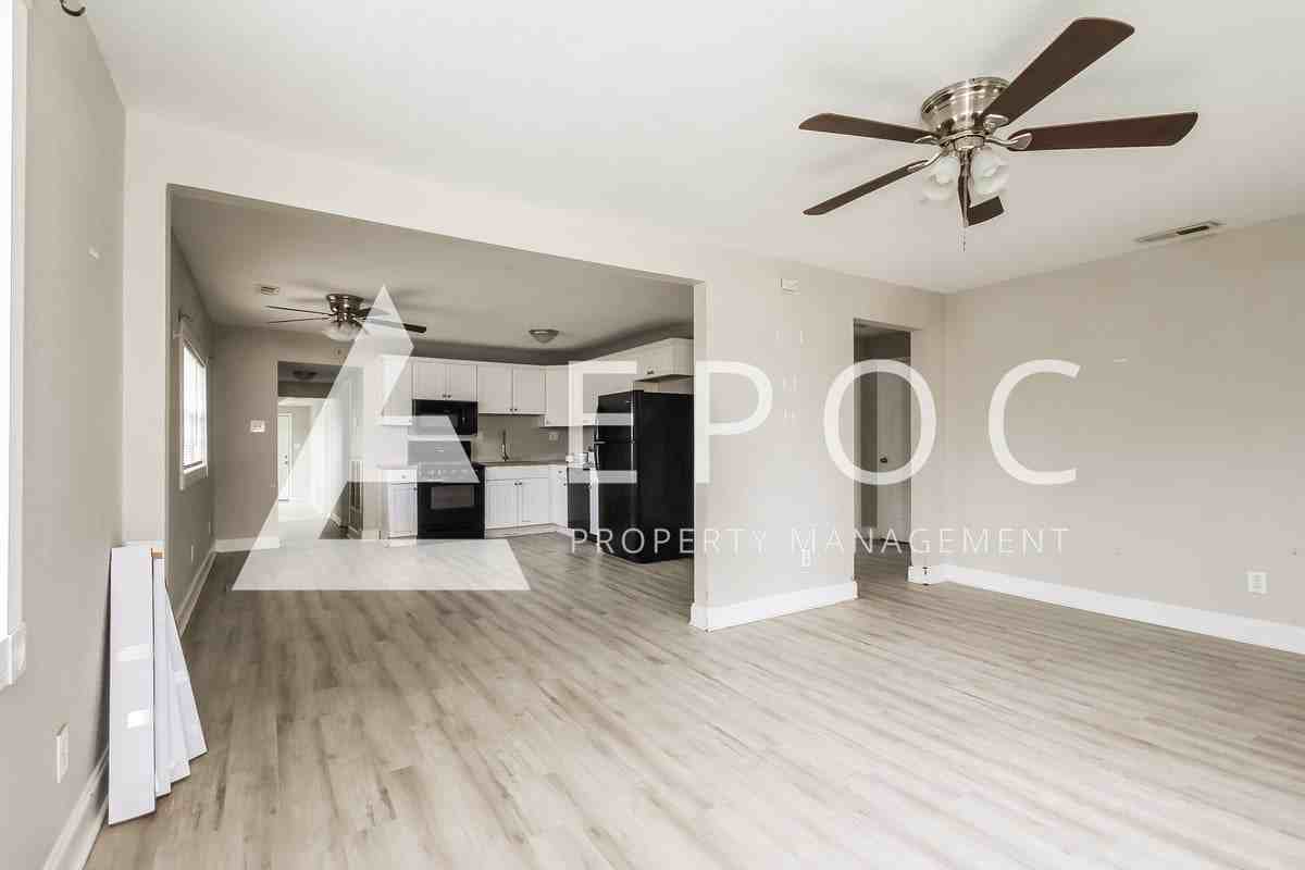 1565 N Elgin Ave - Photo 3 of 15