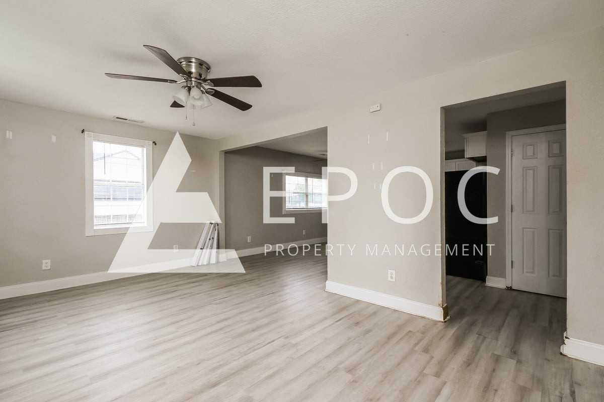 1565 N Elgin Ave - Photo 4 of 15