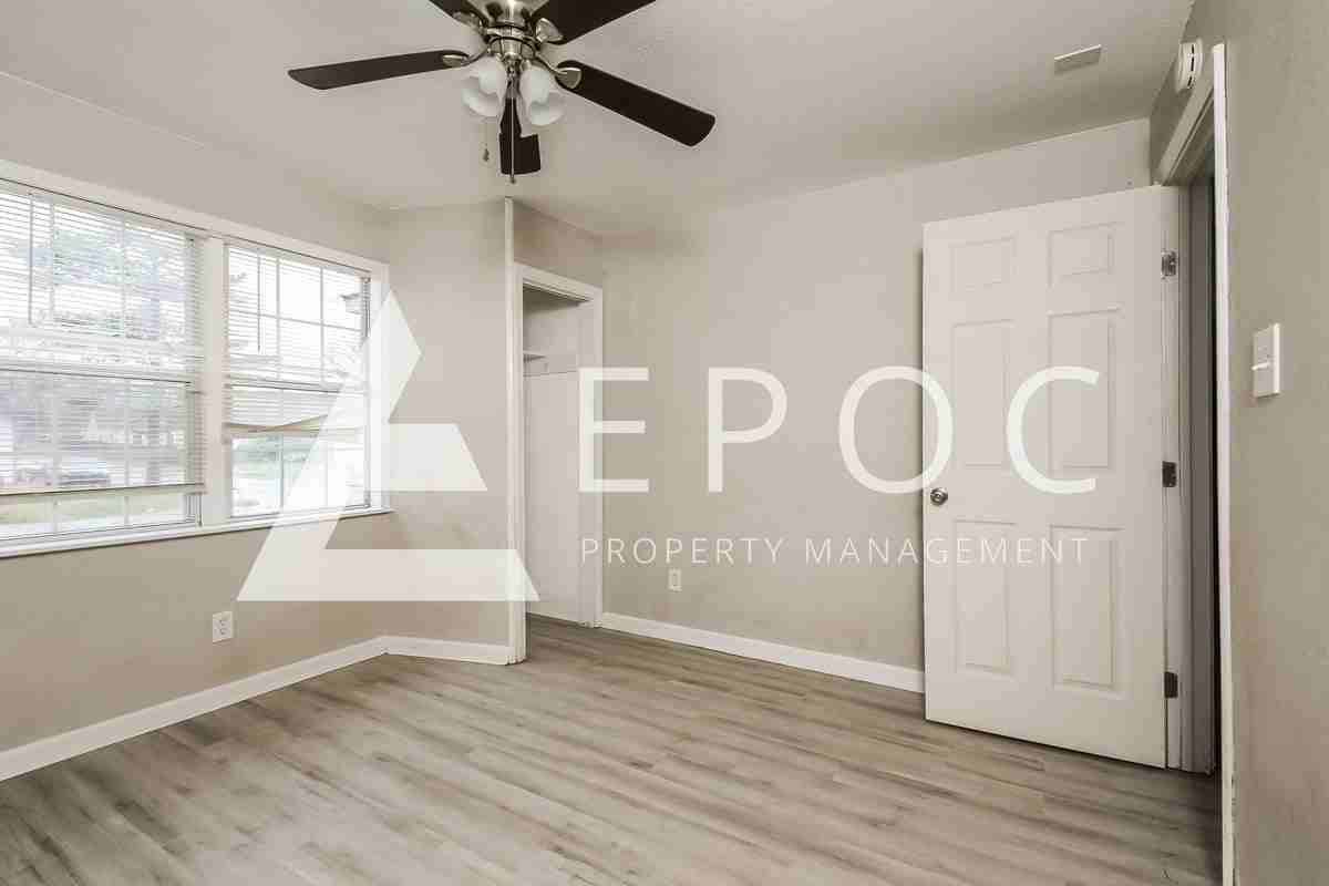 1565 N Elgin Ave - Photo 5 of 15