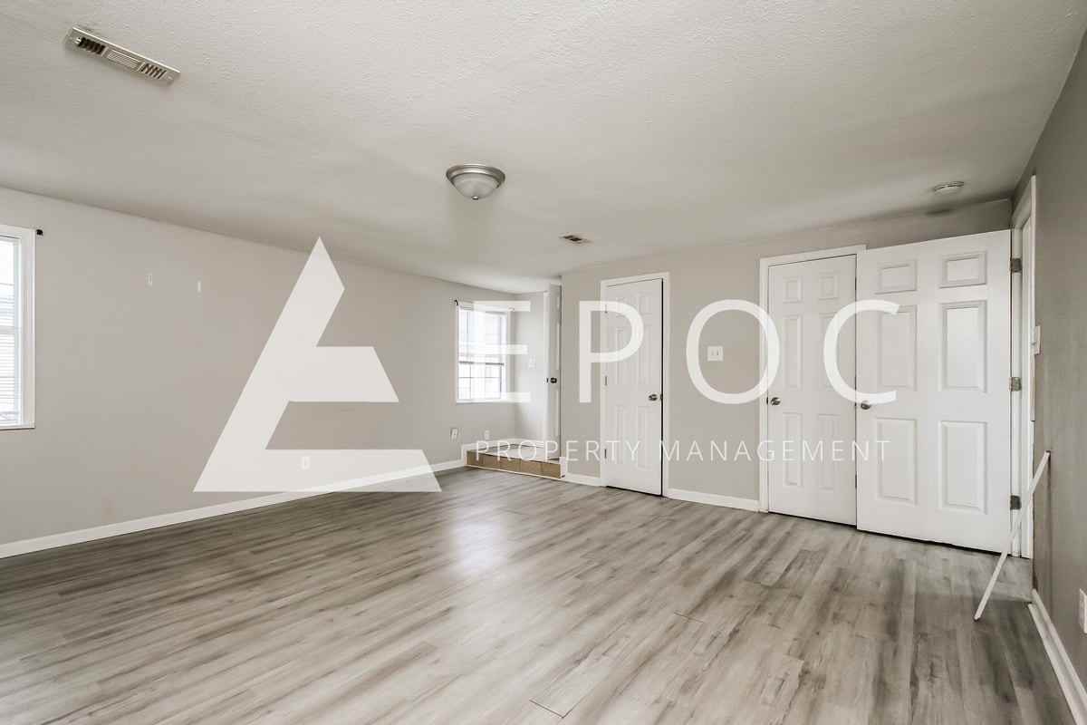 1565 N Elgin Ave - Photo 6 of 15