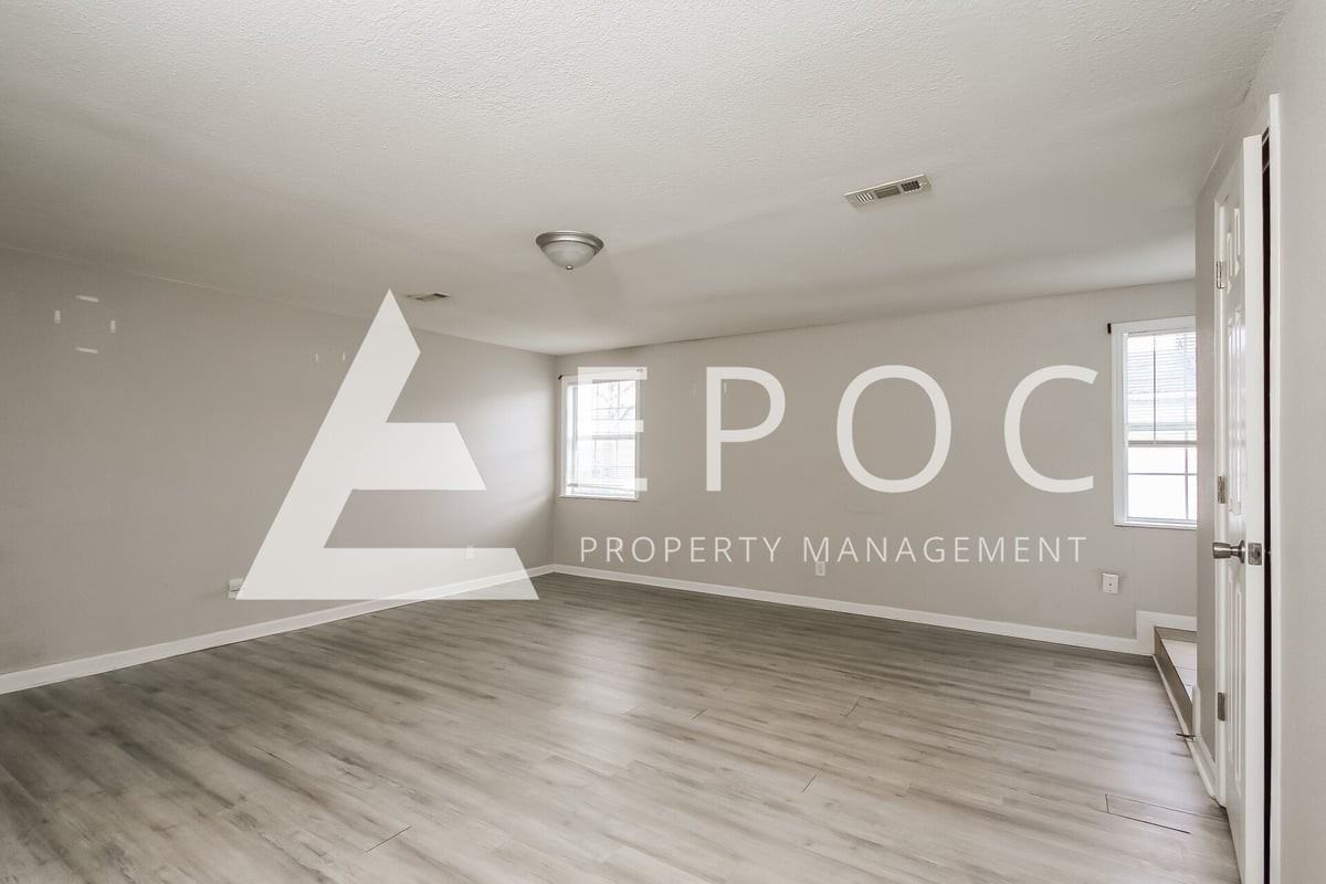 1565 N Elgin Ave - Photo 7 of 15