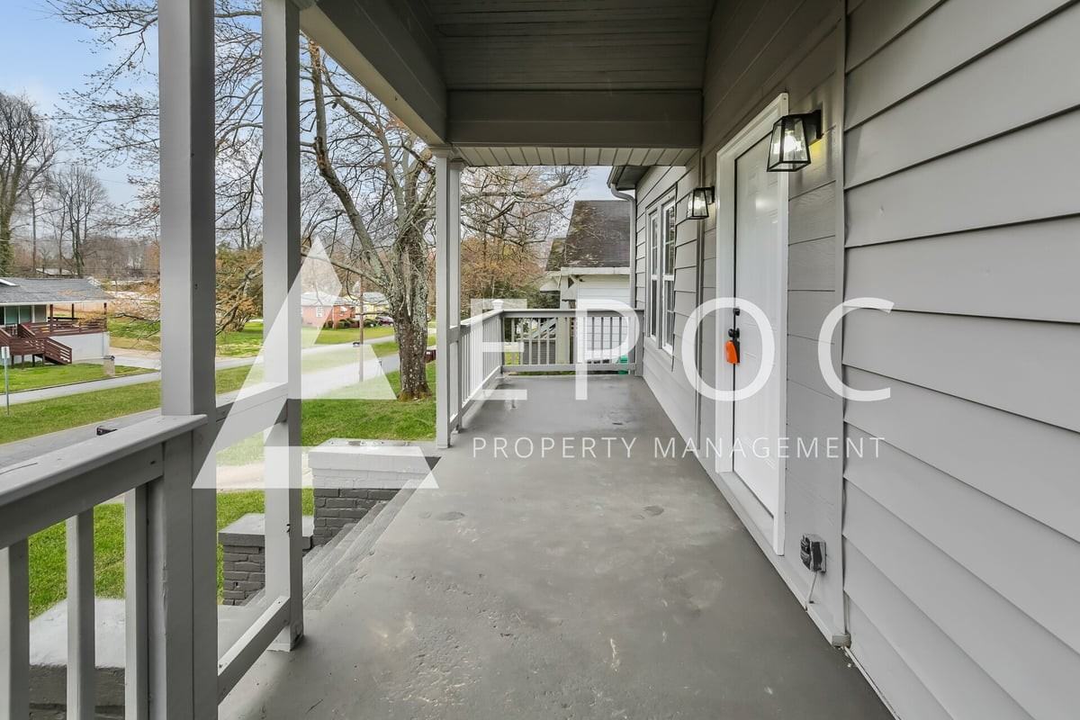 638 Wesley Dr - Photo 3 of 15