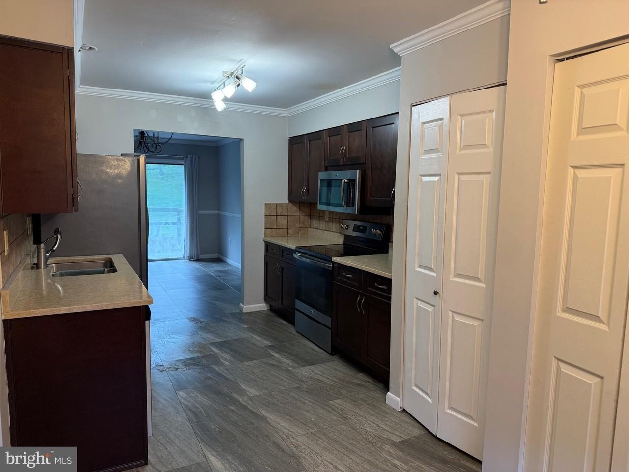 204 Village Rd - Photo 5 of 20