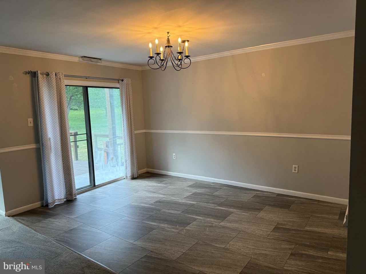 204 Village Rd - Photo 7 of 20