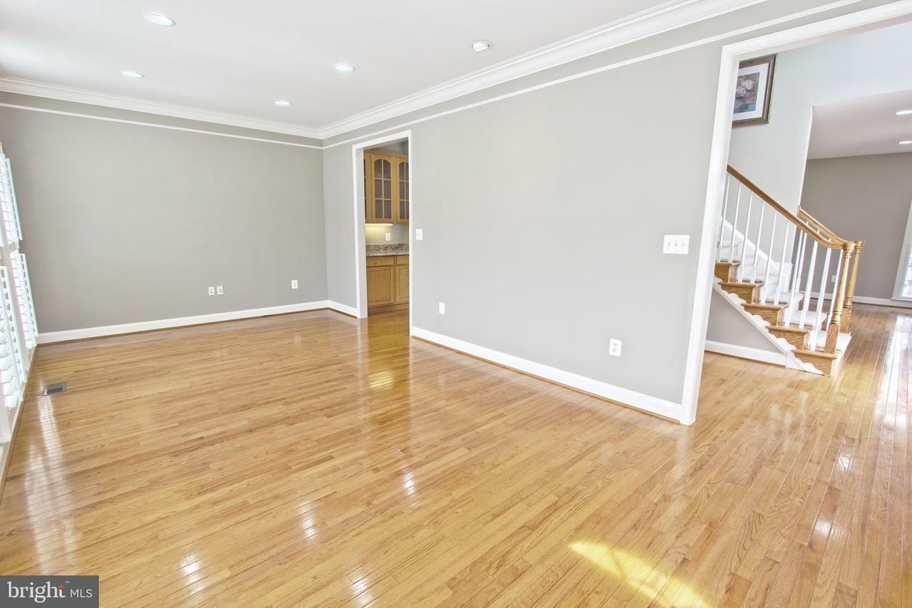 4083 Walnut Cove Cir - Photo 3 of 35