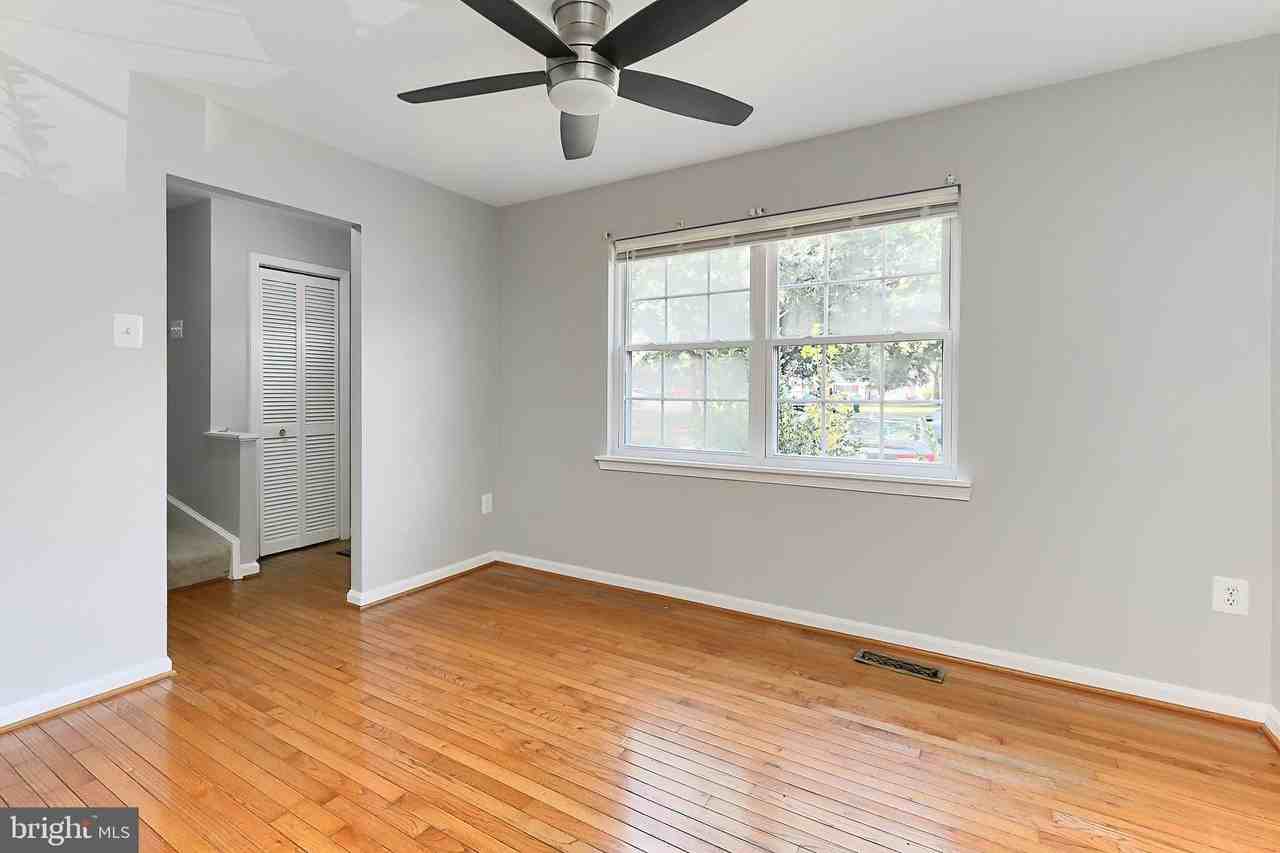 7844 Snead Ln - Photo 7 of 31
