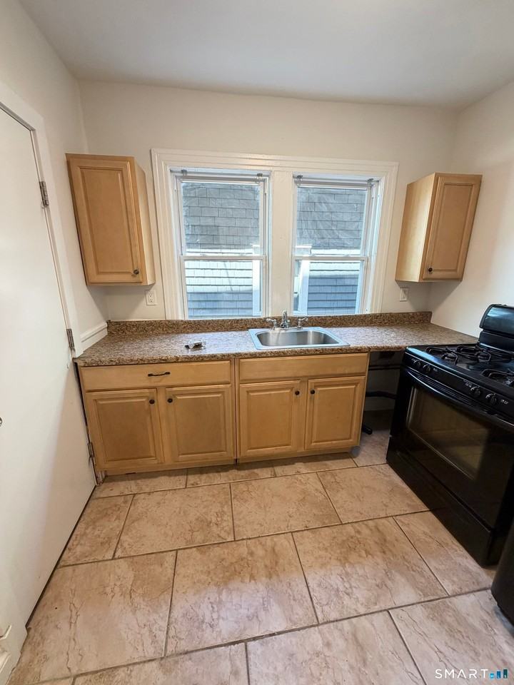 28 Whitney St - Photo 7 of 11
