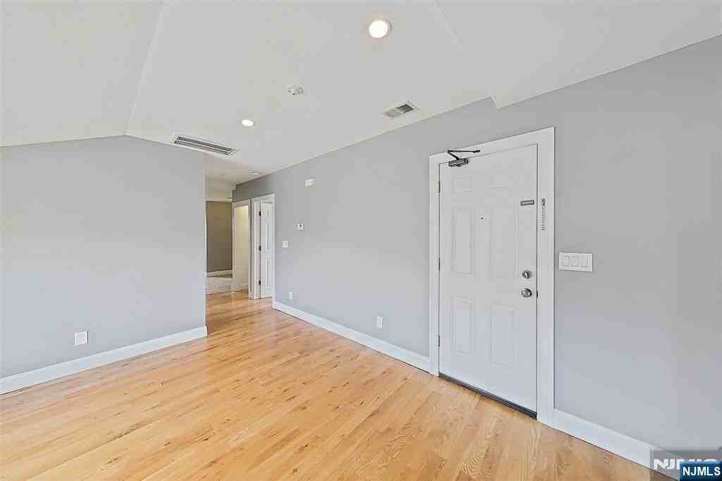 43 Melrose Ave ##3 - Photo 4 of 20