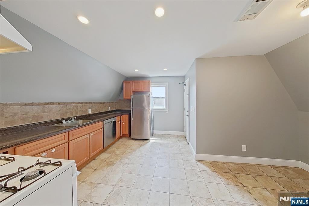 43 Melrose Ave ##3 - Photo 7 of 20