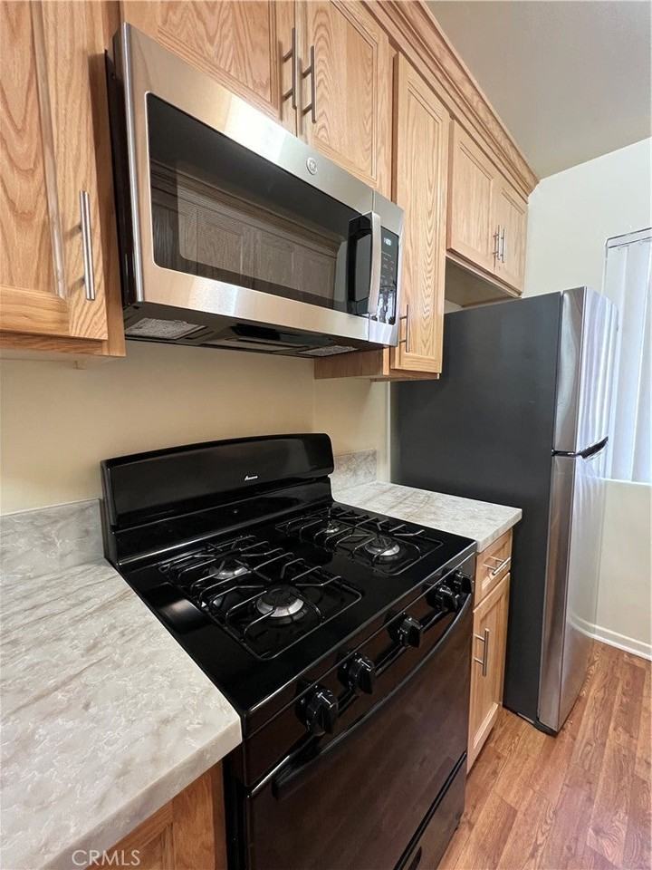 535 E Hazel St - Photo 4 of 11
