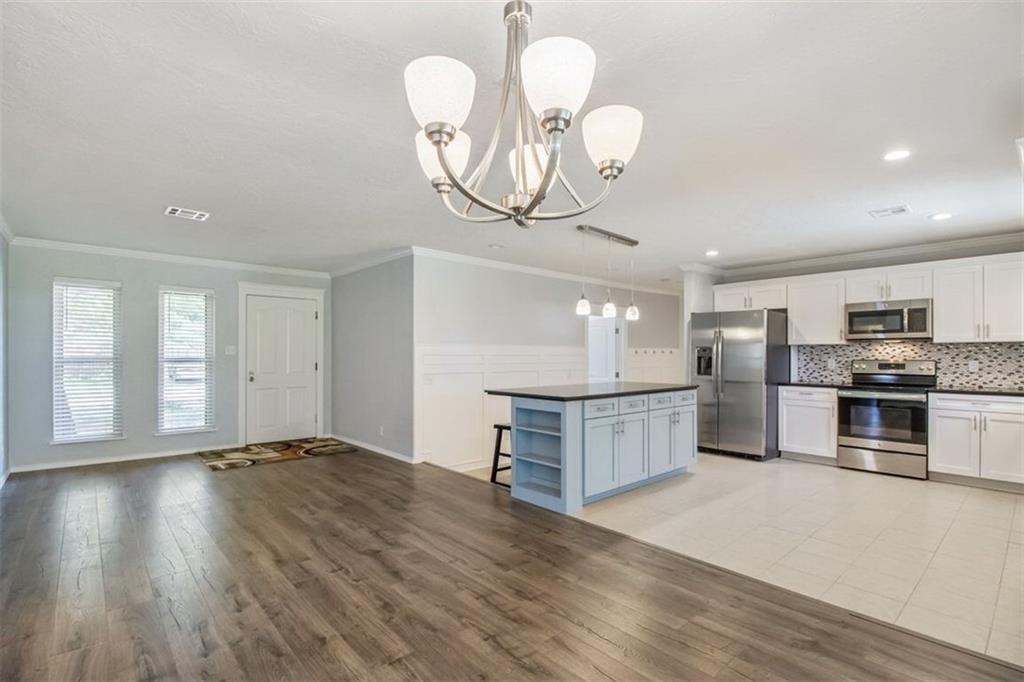 1037 Mobile Cir - Photo 5 of 26