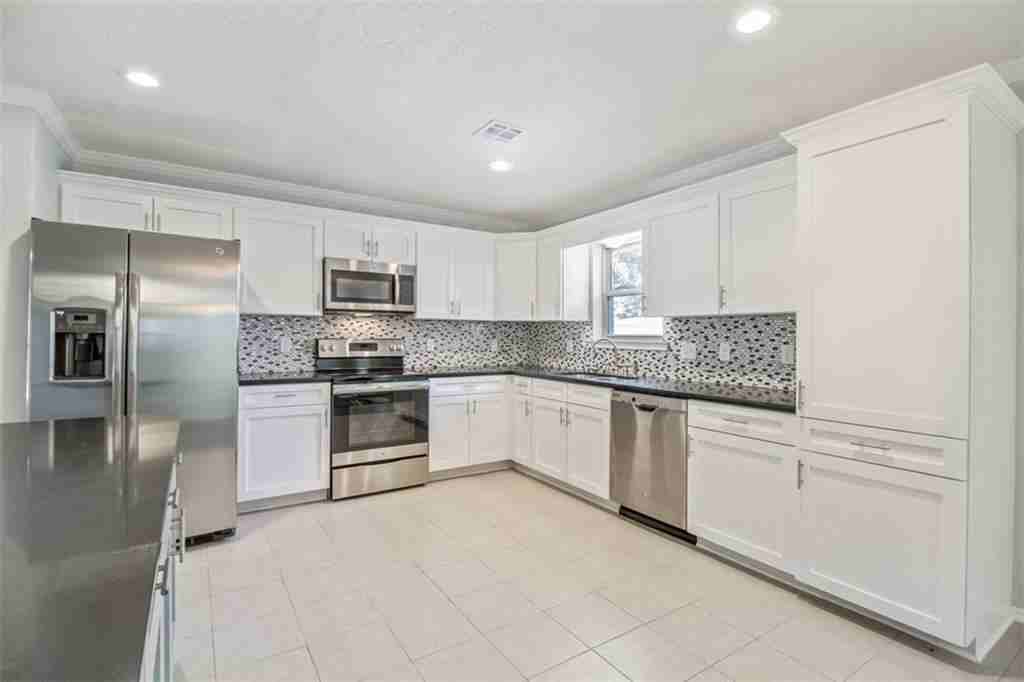 1037 Mobile Cir - Photo 7 of 26
