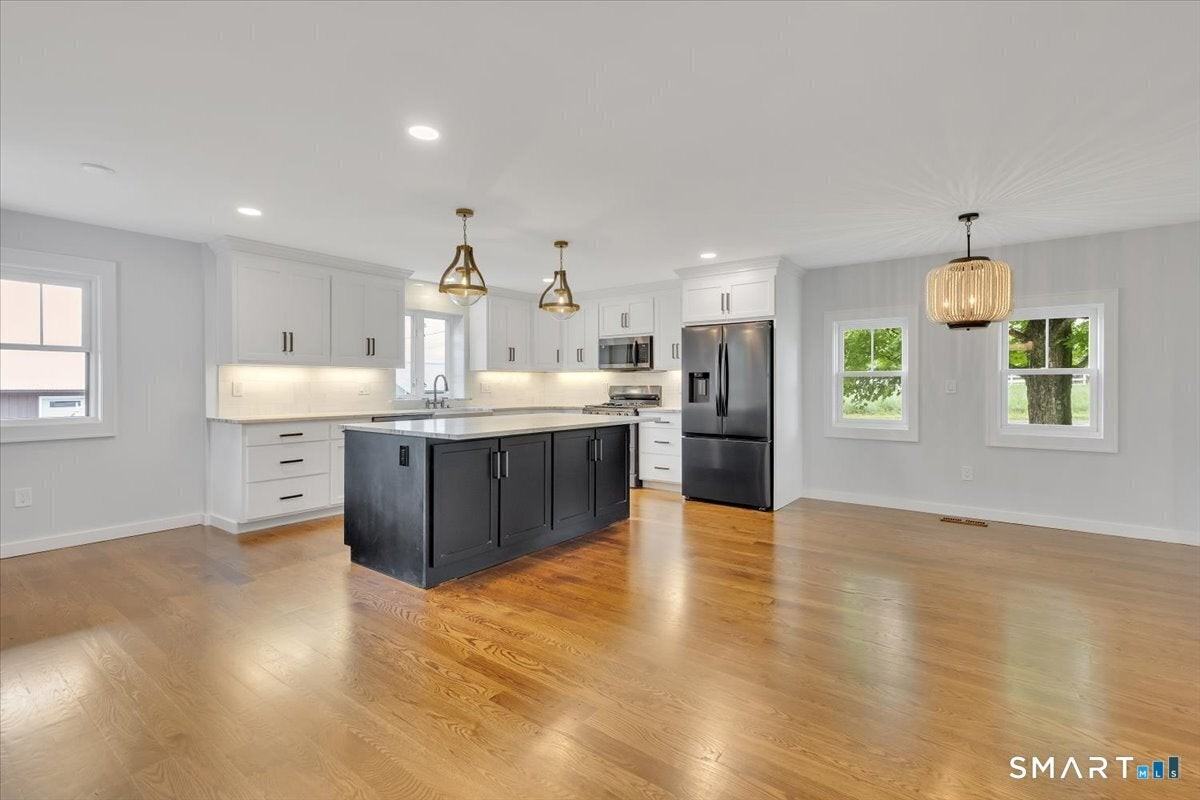 183 Bailey St - Photo 3 of 36