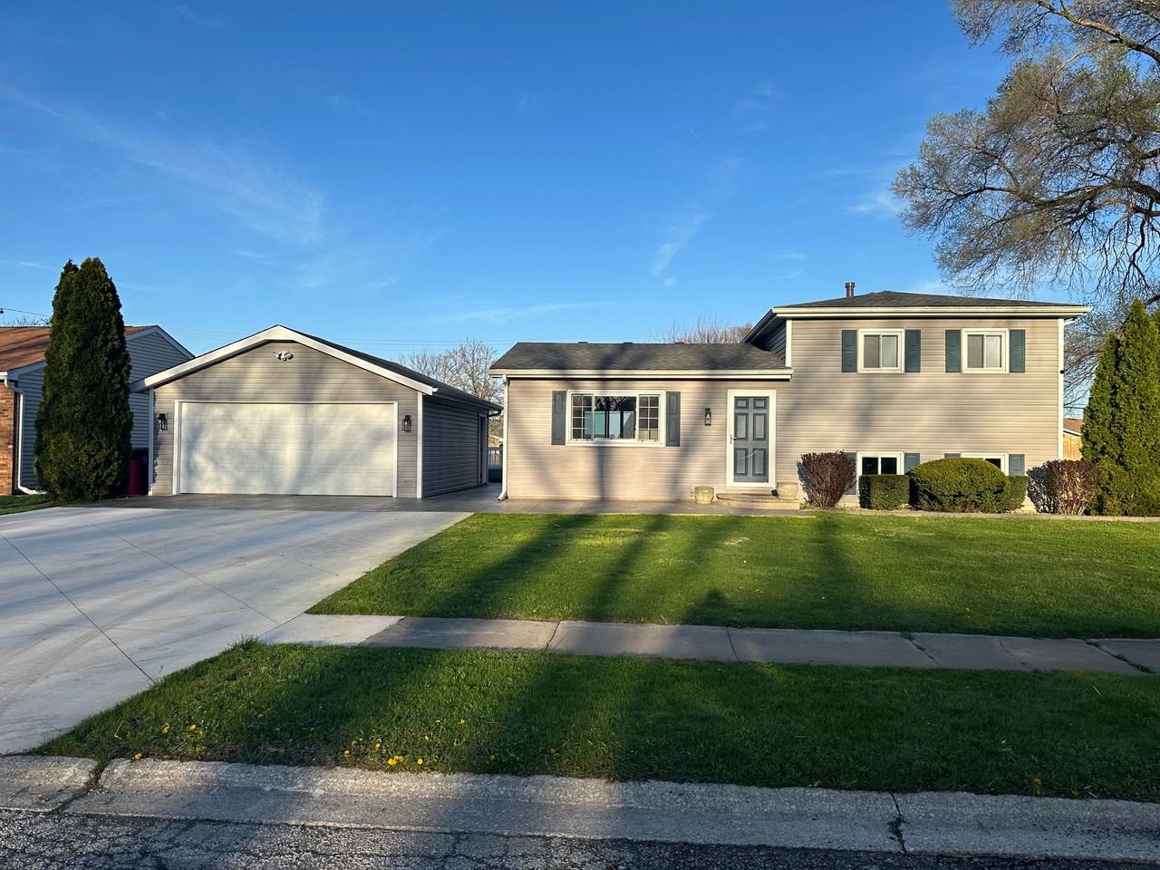 561 Eastwood Dr - Photo 3 of 25