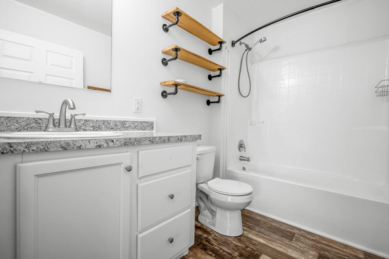 202 E 11th St #1 - Photo 4 of 16