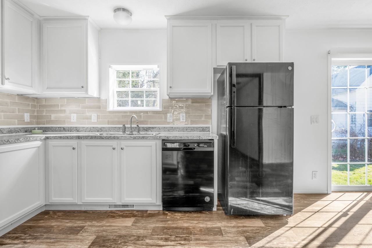 202 E 11th St #1 - Photo 5 of 16