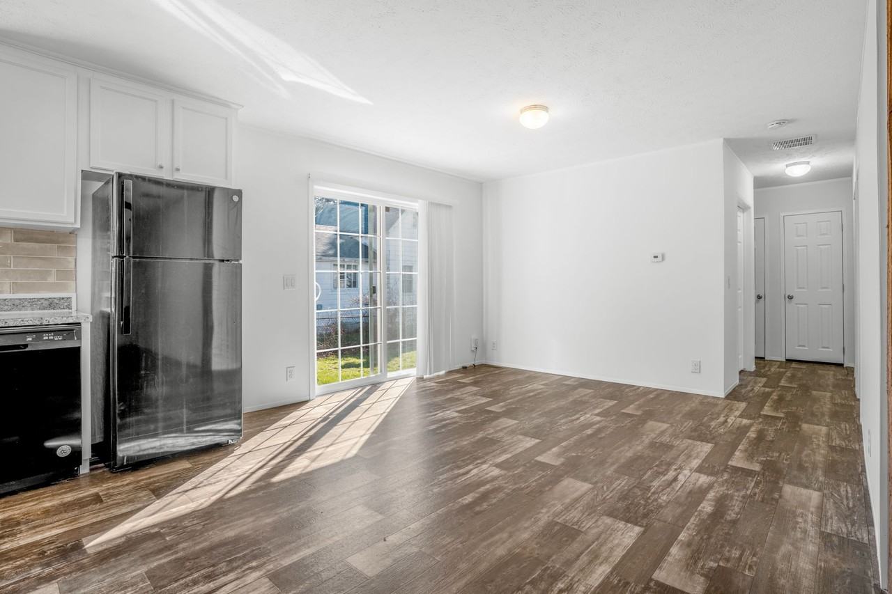 202 E 11th St #1 - Photo 6 of 16