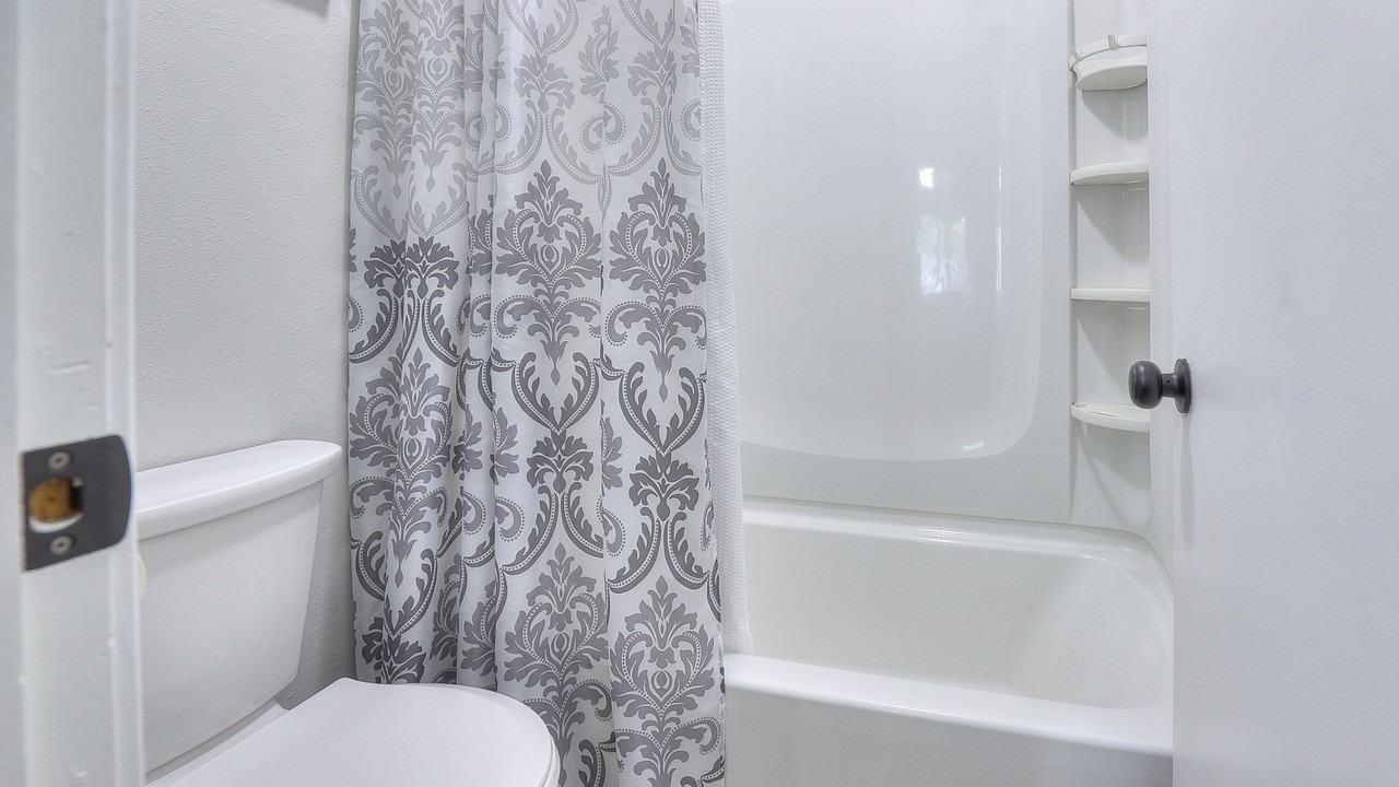 2480 N Graceland Ave #5 - Photo 3 of 18