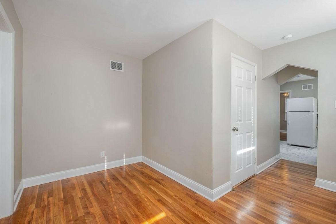 3 117.5 Adela Ave, #3 - Photo 5 of 15
