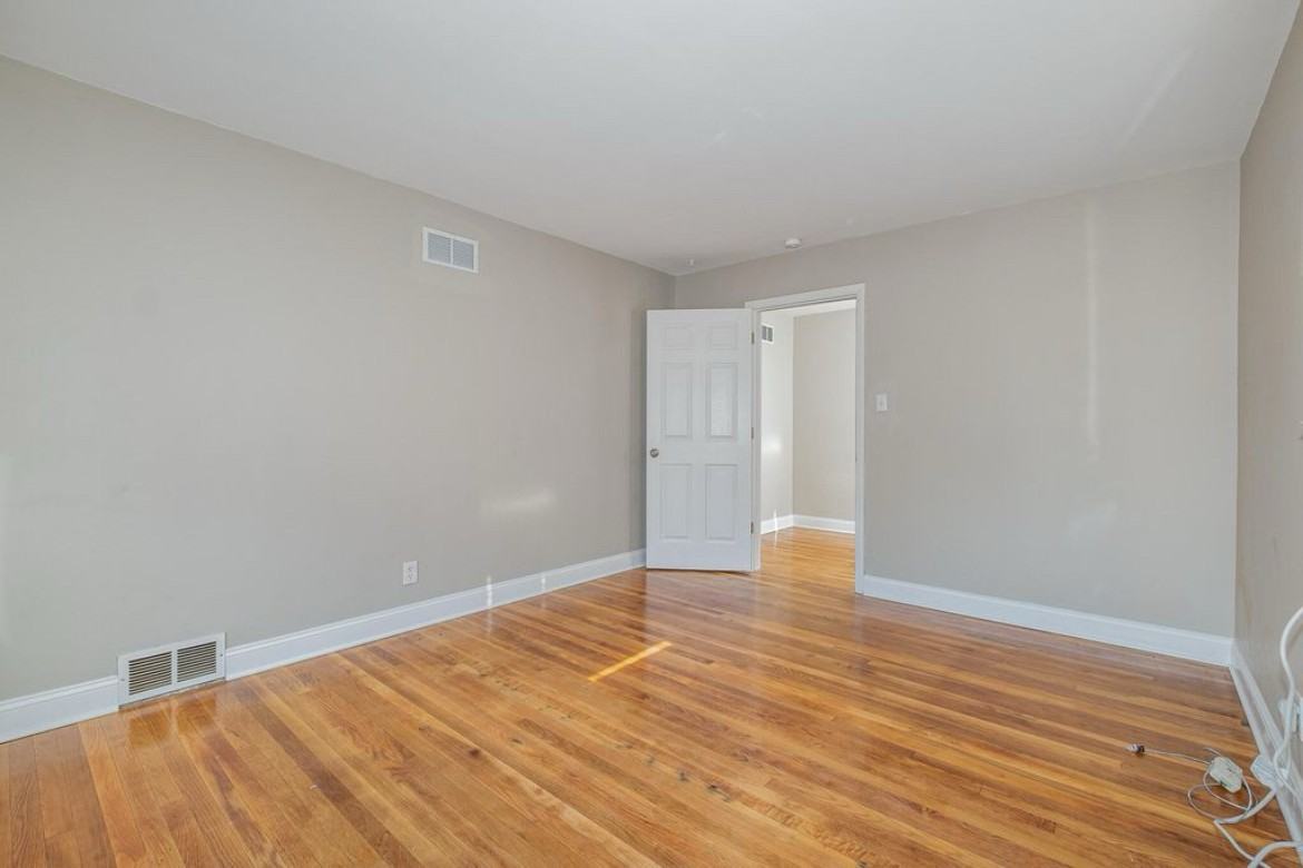 3 117.5 Adela Ave, #3 - Photo 7 of 15