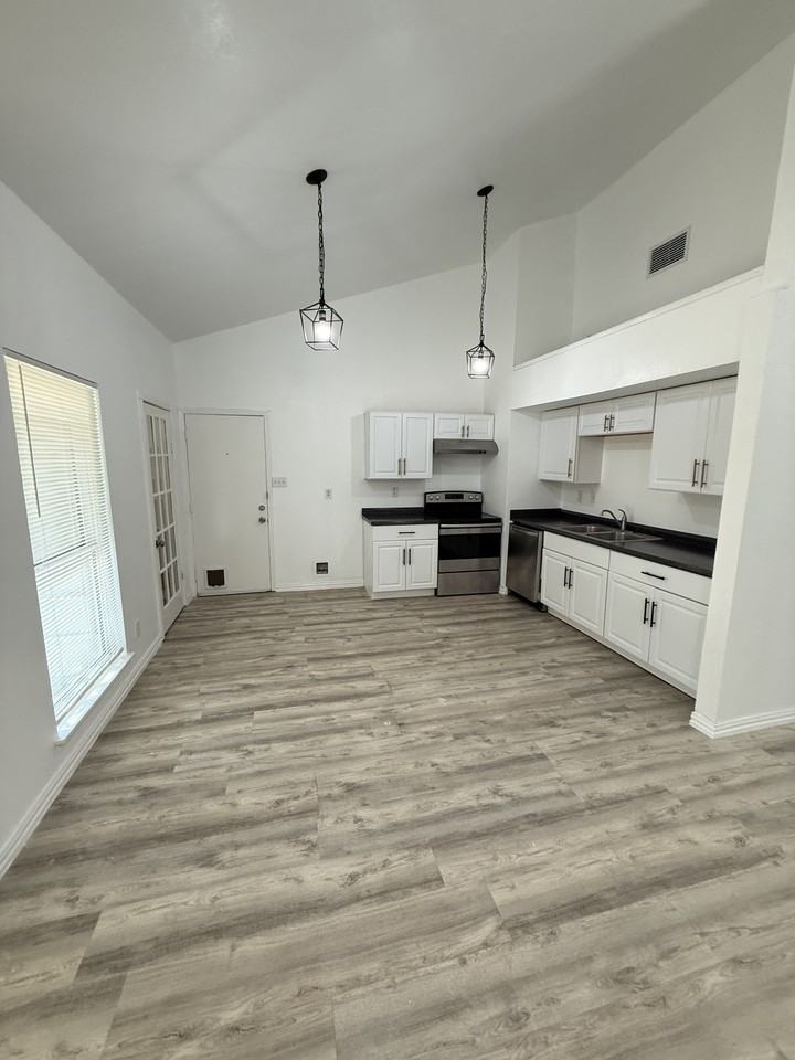 125 London Ln - Photo 3 of 22