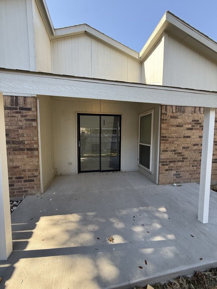 125 London Ln - Photo 7 of 22