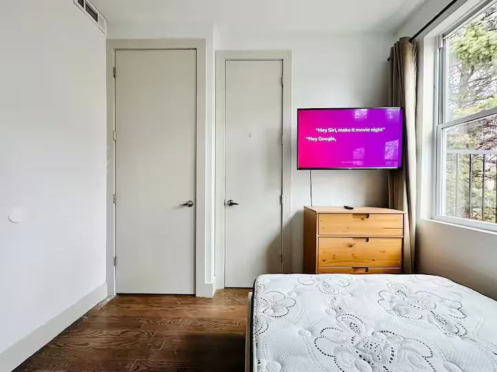 Private Bedroom in 5 Bedroom/2 Bathroom Home - Photo 7 of 9