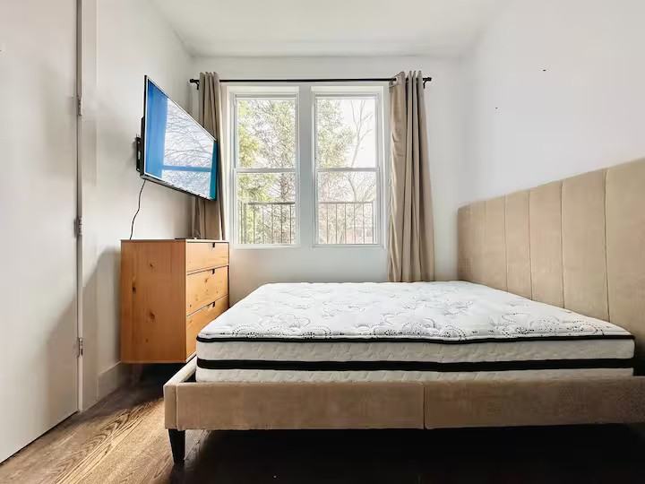 Private Bedroom in 5 Bedroom/2 Bathroom Home - Photo 7 of 12