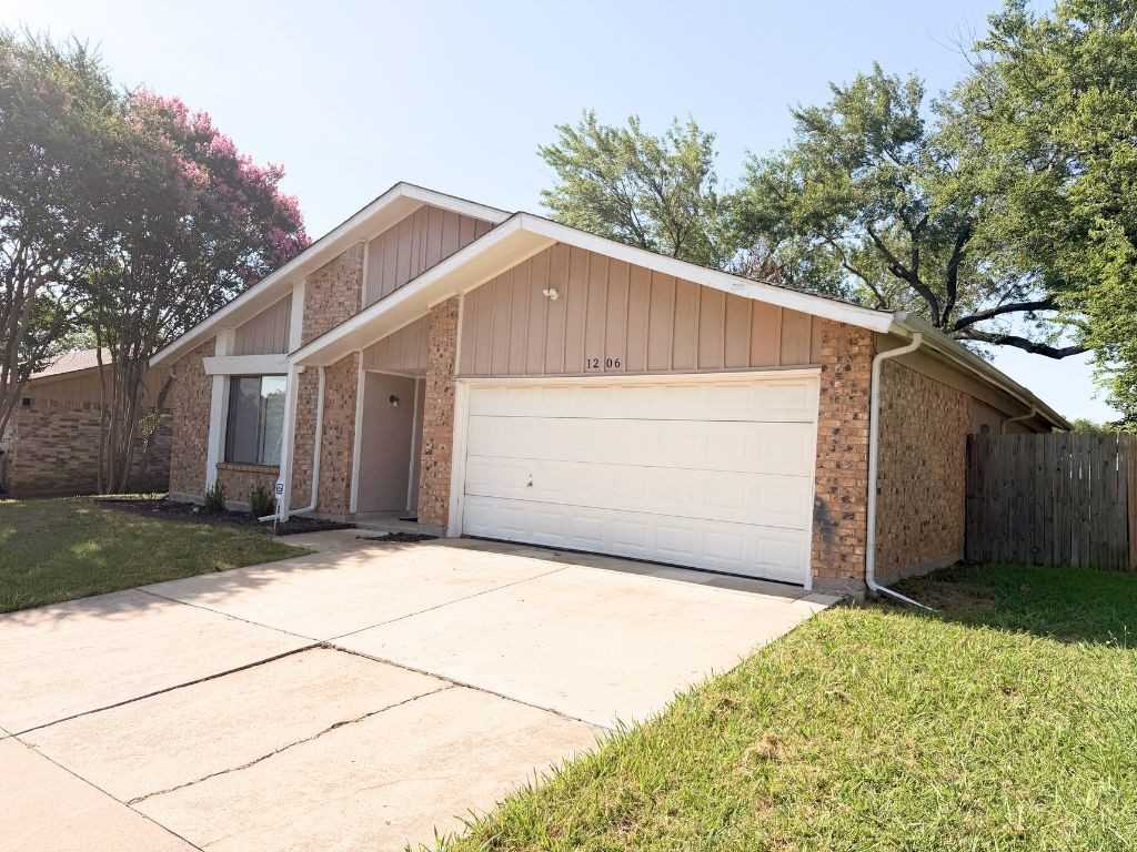 1206 Brook Hill Ln - Photo 2 of 20