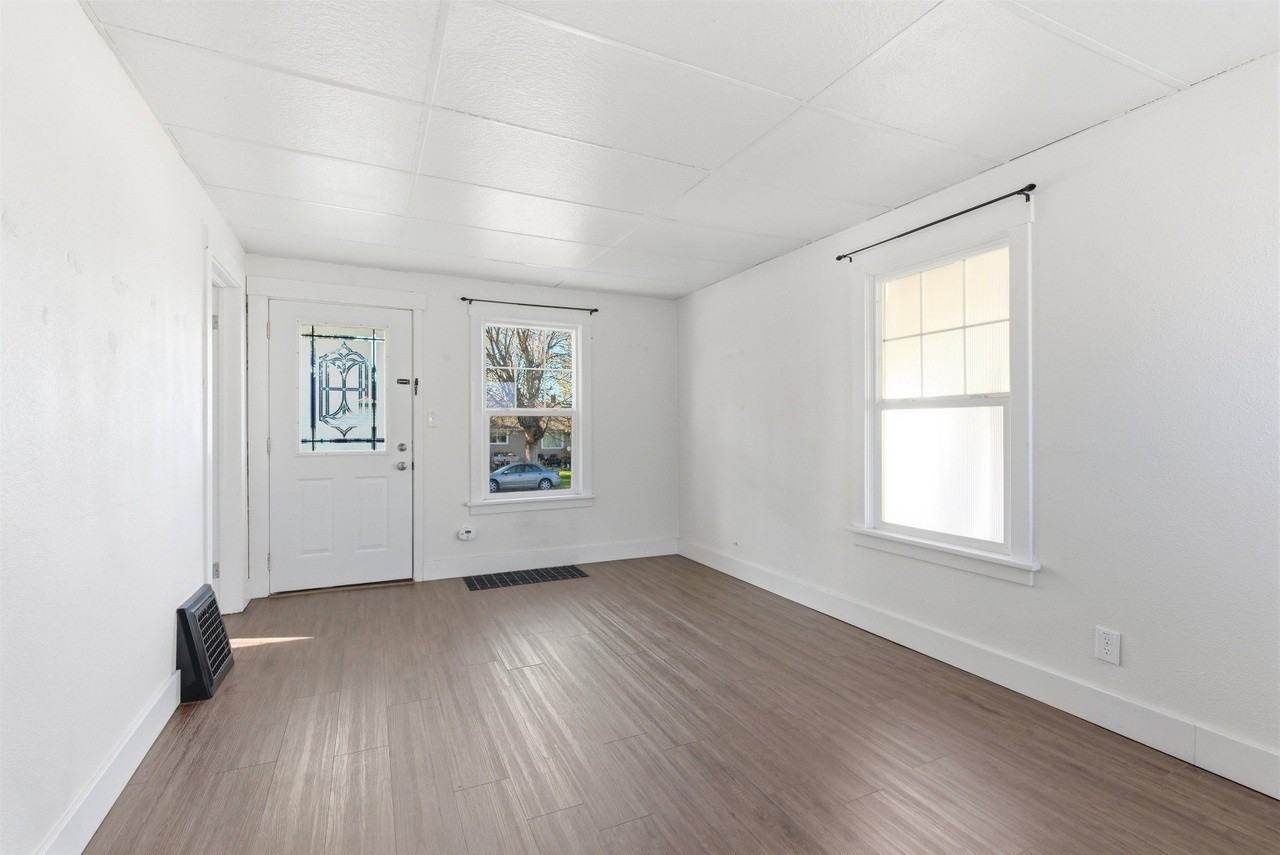 3424 W Providence Ave - Photo 3 of 20