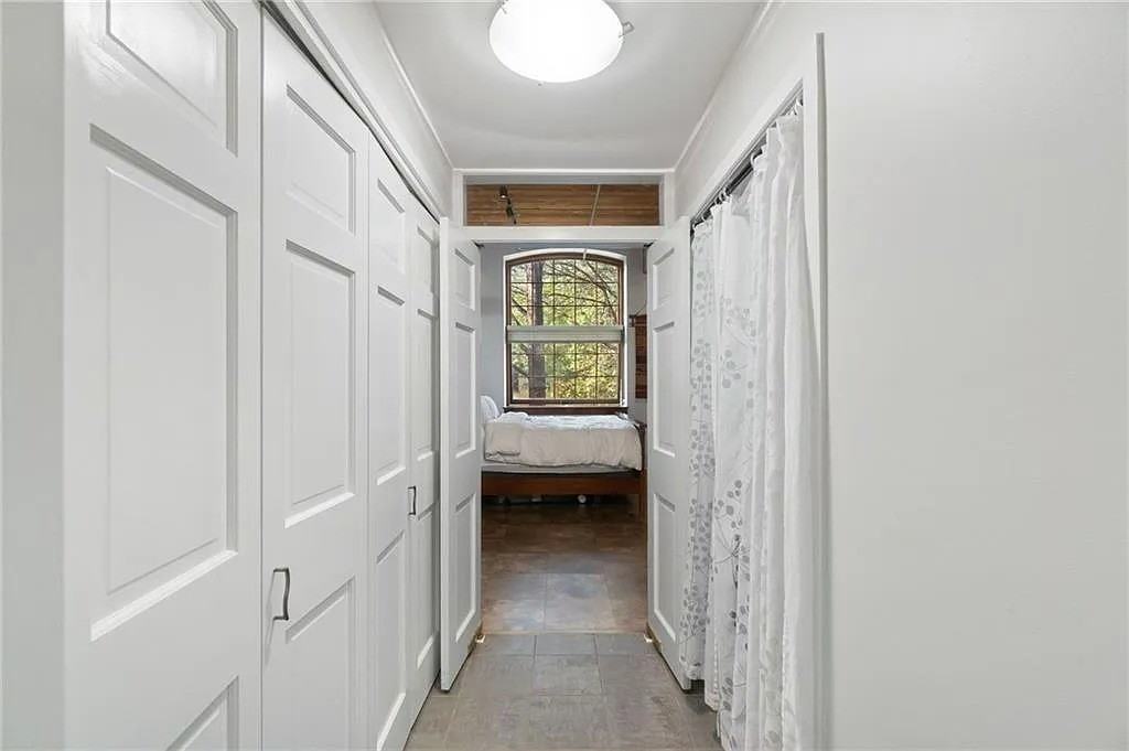 555 S Main St - Photo 2 of 10