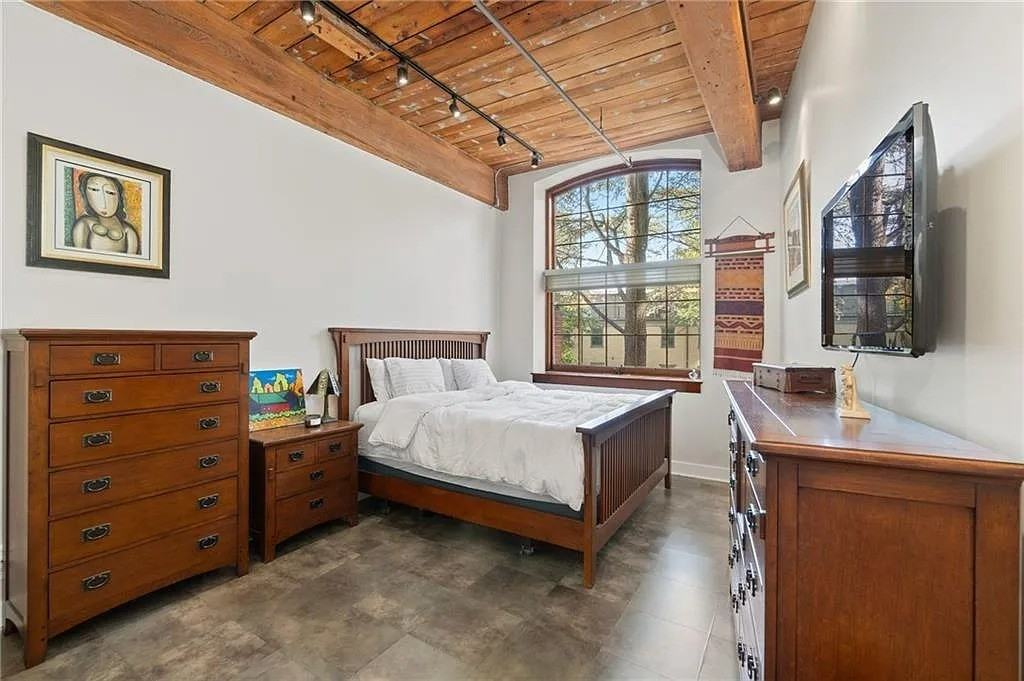 555 S Main St - Photo 3 of 10