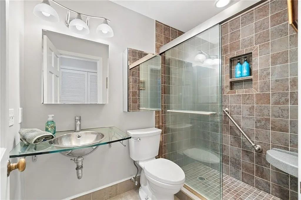 555 S Main St - Photo 4 of 10