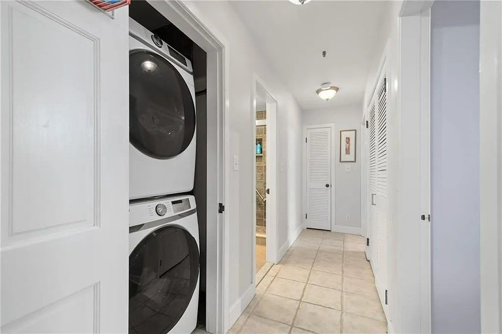 555 S Main St - Photo 5 of 10
