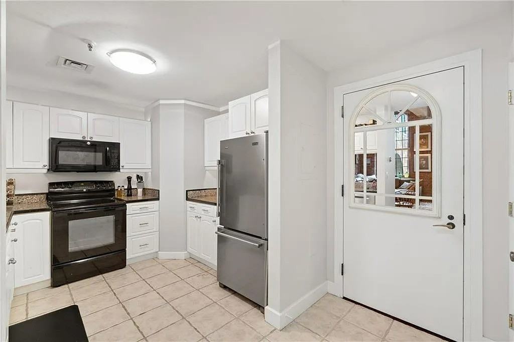 555 S Main St - Photo 6 of 10
