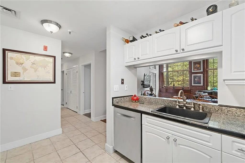 555 S Main St - Photo 7 of 10