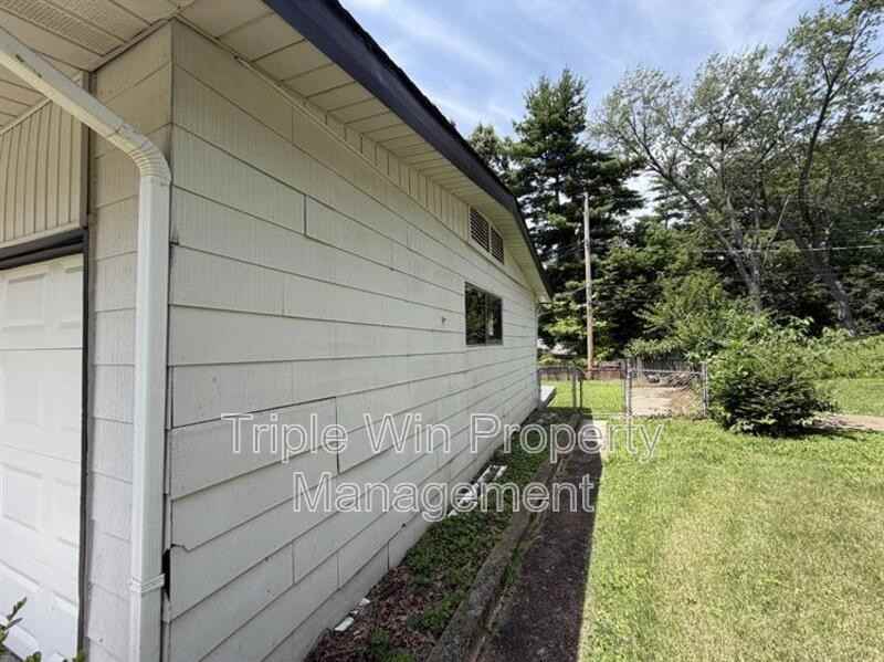 10329 Chesley Dr - Photo 3 of 33