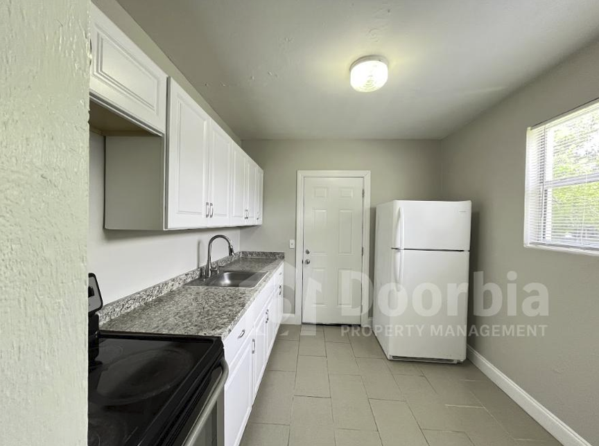 1635 Brookview Dr S - Photo 4 of 16
