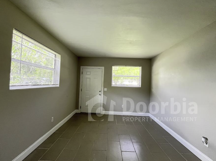 1635 Brookview Dr S - Photo 5 of 16
