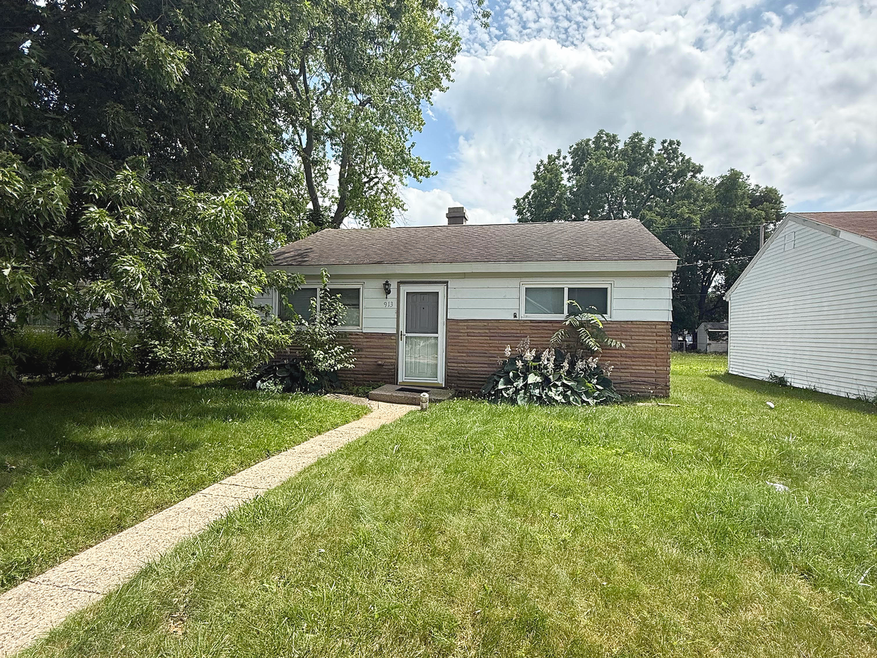 913 W Donaldson Ave