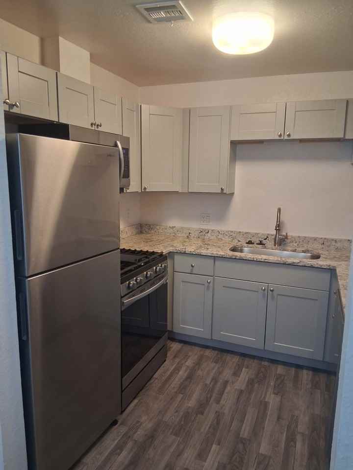 806 S Langley Ave #202 - Photo 5 of 17