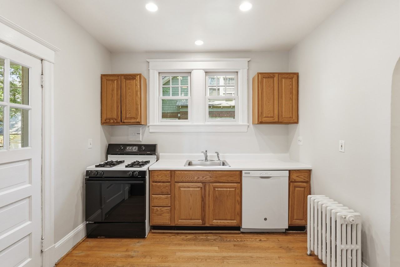 912 N Garfield St - Photo 7 of 30