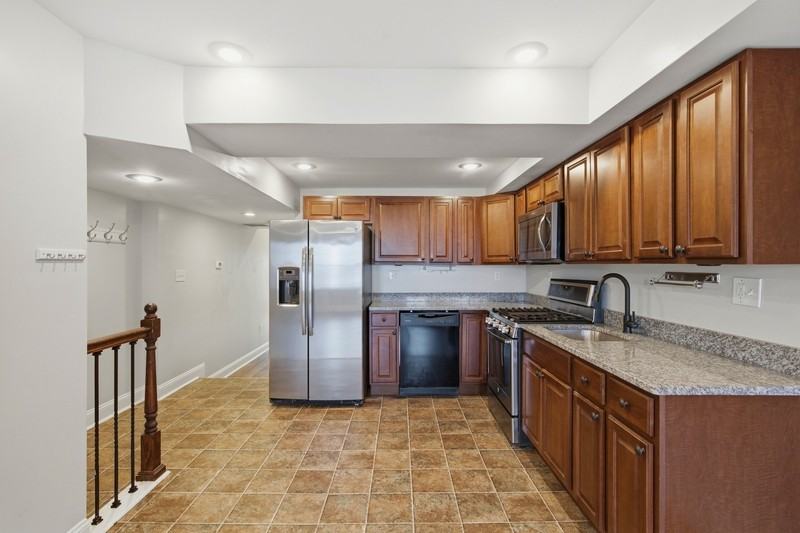 1008 W Cross St - Photo 4 of 20