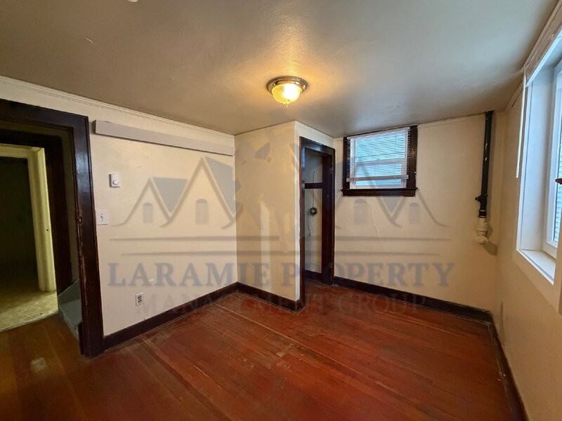 515 1/2 E Lewis St - Photo 2 of 17