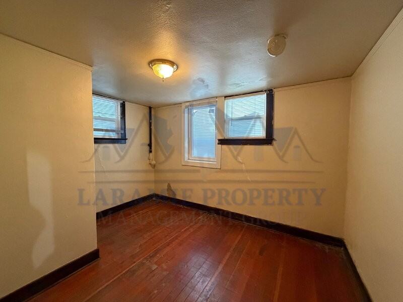 515 1/2 E Lewis St - Photo 3 of 17