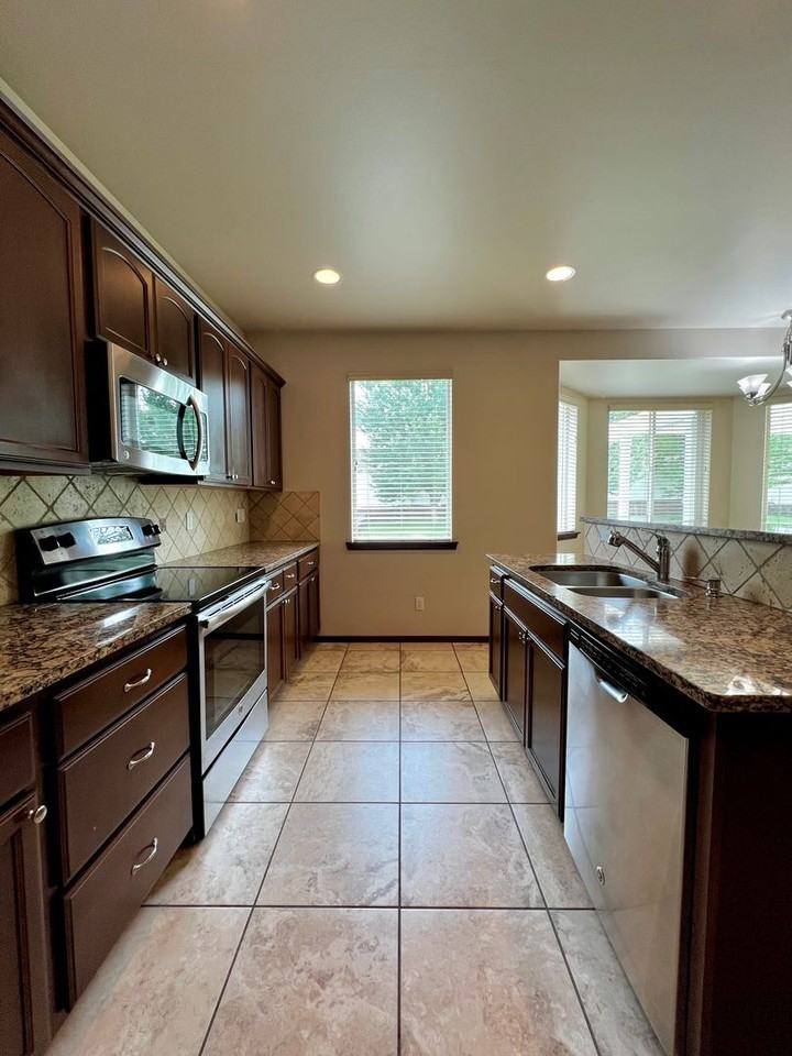 7704 W Washington Ave - Photo 7 of 22