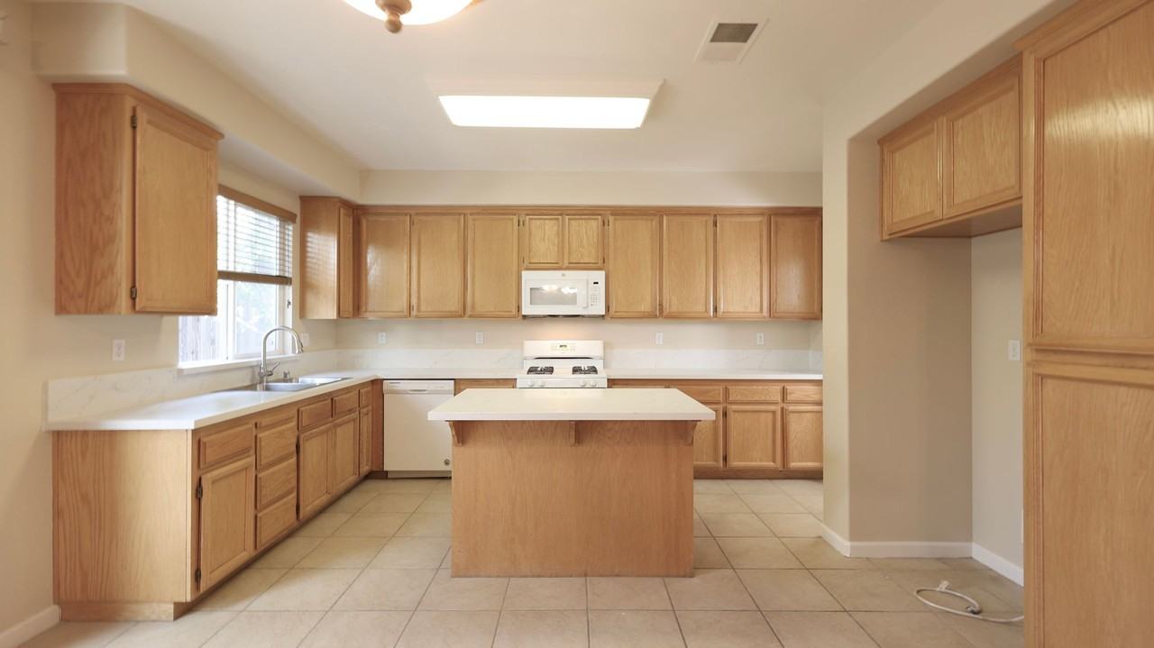 1908 Terracina Cir - Photo 2 of 25